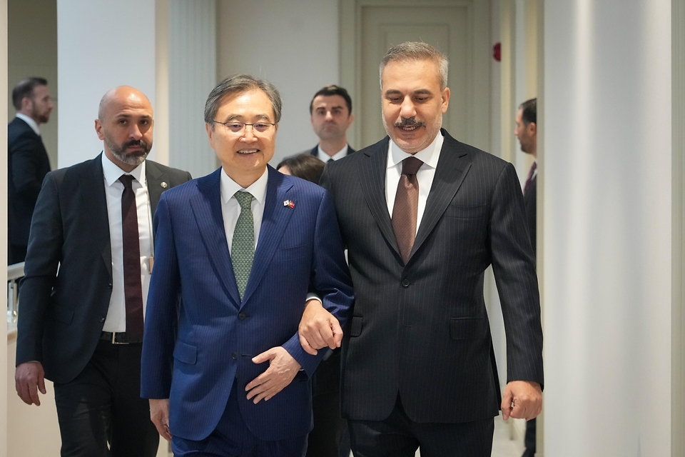 조현 외교부 장관이 1월 21일(현지 시간) 하칸 피단(Hakan Fidan) 튀르키예 외교장관과 소인수 회담 및 업무오찬을 갖고, 2025년11월 이재명 대통령의 튀르키예 국빈 방문 후속조치를 포함, 양국 관계 발전 방안 및 지역 정세 등에 대해 의견을 교환하고 있다.