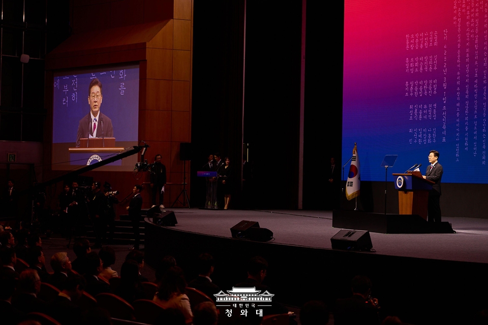 이재명 대통령이 3월 1일 서울 강남구 코엑스에서 열린 제107주년 3·1절 기념식에서 기념사를 하고 있다.