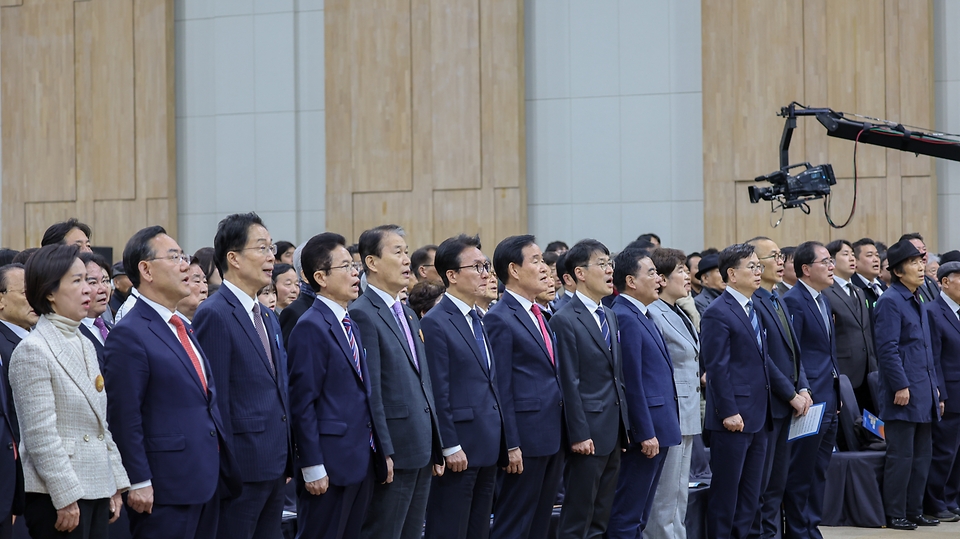 김민석 국무총리가 2월 28일 오전 대구 북구 엑스코 그랜드볼룸에서 열린 제66주년 2·28민주운동 기념식에 참석해 국민의례를 하고 있다.