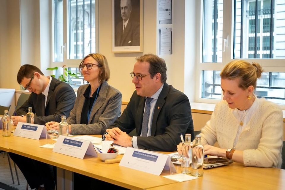 조현 외교부 장관이 1월 23일(현지 시간) 벨기에 브뤼셀에서 다비드 클라린발(David Clarinval) 벨기에 부총리 겸 고용·경제·농업 장관(총리 대행)을 면담하고, 양국 간 고위급 교류 및 실질협력 강화 방안에 대해 의견을 교환하고 있다.