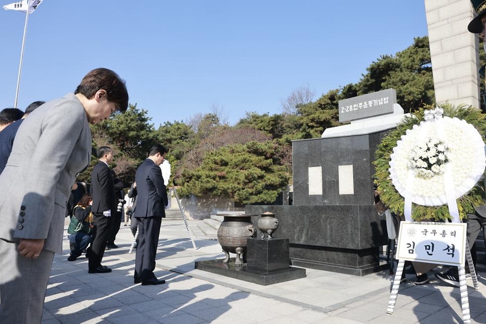 김민석 국무총리가 2월 28일 대구 달서구 2·28 민주운동 기념탑을 찾아 참배를 하고 있다.