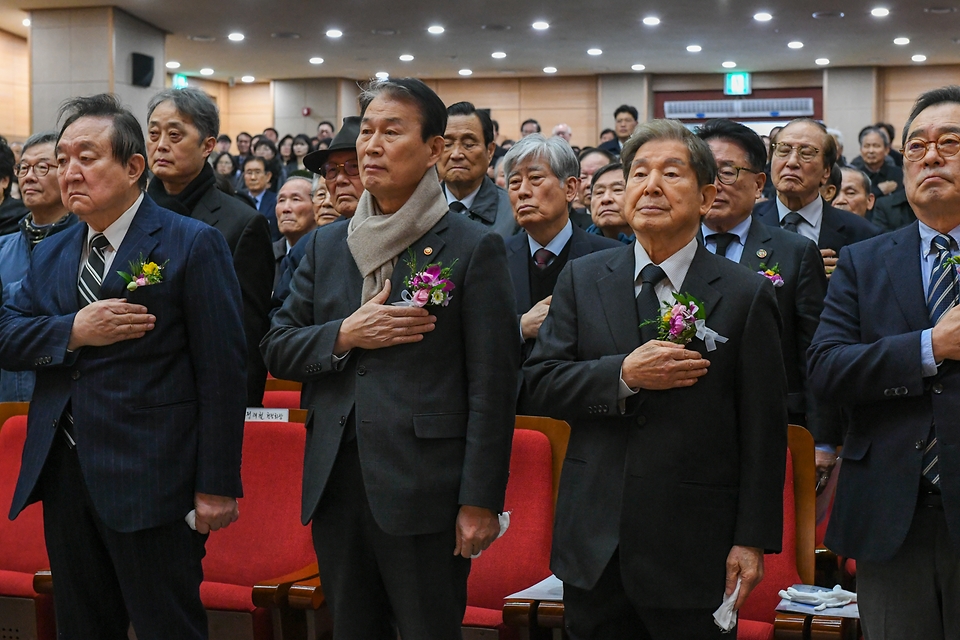 권오을 국가보훈부 장관이 2월 27일 오전 서울 동작구 국립서울현충원 현충관에서 열린 소석(素石) 이철승 선생 10주기 추모식에 참석해 국민의례를 하고 있다.