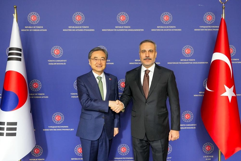 조현 외교부 장관이 1월 21일(현지 시간) 하칸 피단(Hakan Fidan) 튀르키예 외교장관과 소인수 회담 및 업무오찬을 갖고, 2025년11월 이재명 대통령의 튀르키예 국빈 방문 후속조치를 포함, 양국 관계 발전 방안 및 지역 정세 등에 대해 의견을 교환하고 있다.