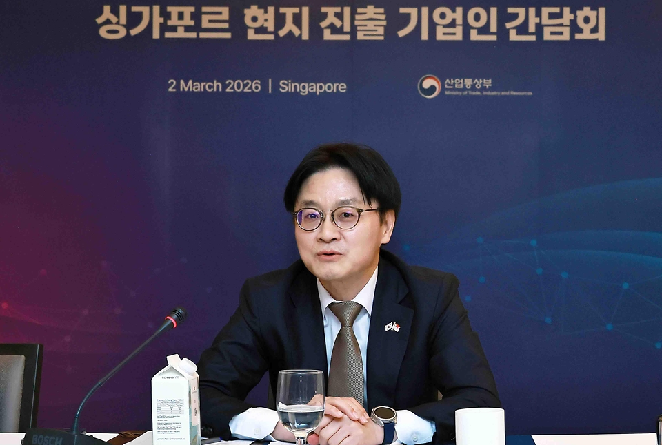김정관 산업통상부 장관이 3월 2일(현지 시간) 싱가포르 샹그릴라호텔에서 이재명 대통령 싱가포르 국빈 순방 계기로 현대차, LG전자, 셀트리온, 한화오션 등 싱가포르 현지에 진출한 기업 관계자 등이 참석한 가운데 '싱가포르 현지 진출기업 간담회'를 주재했다. <br>
<br>
간담회에 앞서 한국산업기술기획평가원과 싱가포르 SMF(싱가포르제조연합회) 간 M.AX 협력을 위한 업무협약(MOU) 체결식에 임석한 후 기업별 현지 주요 현안과 애로사항을 공유하고 향후 지원 방향 등을 논의하고 있다.