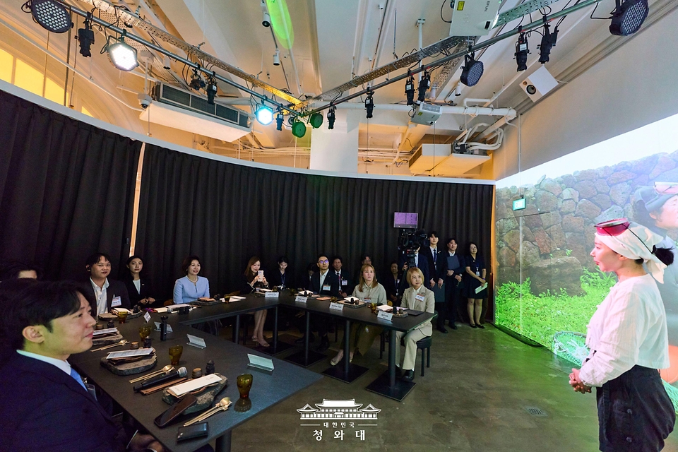 이재명 대통령과 싱가포르를 국빈방문 중인 김혜경 여사가 3월 2일(현지 시간) '해녀의 부엌 싱가포르점'에서 한국관광 현장 간담회를 하고 있다. '해녀의 부엌'은 제주 음식을 맛보며 사물놀이 연주를 함께 감상할 수 있는 복합 공연장이다. 