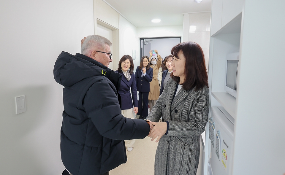 강윤진 국가보훈부 차관은 2월 26일 3·1절 107주년을 맞아 독립유공자 후손을 위한 임대주택 현장을 방문, 서울 은평구에 있는 고(故) 조한명 지사의 손자인 조병수(70) 씨의 보훈 보금자리주택에서 위문하고 있다. 