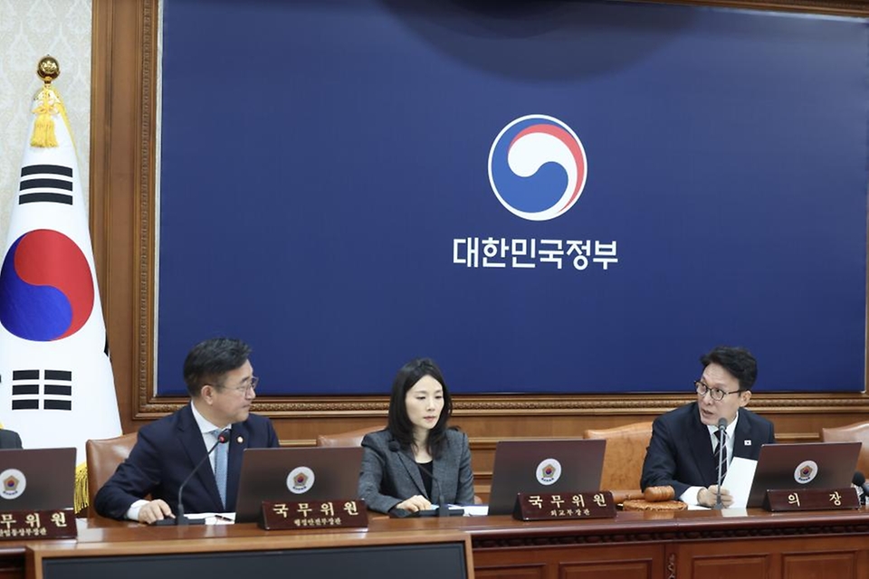 김민석 국무총리가 3월 3일 세종대로 정부서울청사에서 열린 국무회의를 주재, 모두발언을 하고 있다.