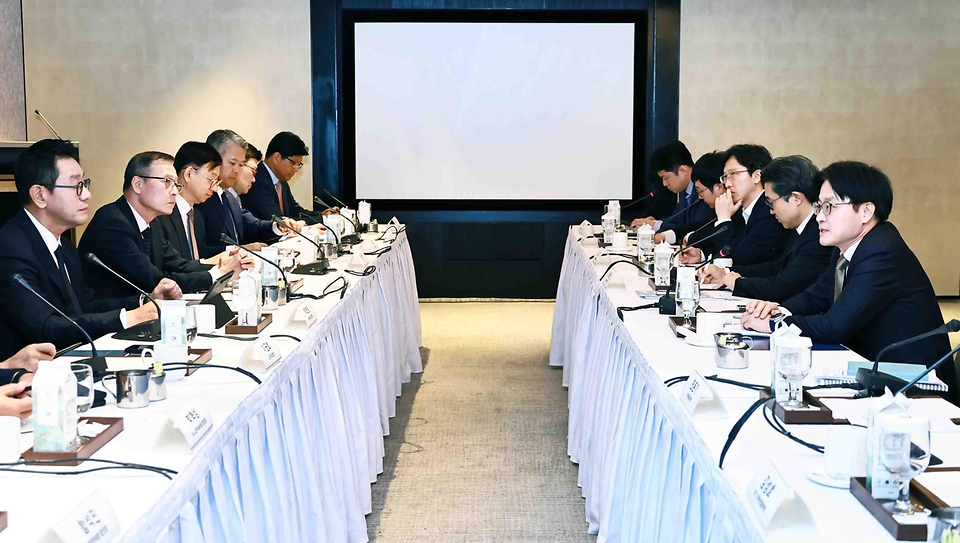 김정관 산업통상부 장관이 3월 2일(현지 시간) 싱가포르 샹그릴라호텔에서 이재명 대통령 싱가포르 국빈 순방 계기로 현대차, LG전자, 셀트리온, 한화오션 등 싱가포르 현지에 진출한 기업 관계자 등이 참석한 가운데 '싱가포르 현지 진출기업 간담회'를 주재했다. <br>
<br>
간담회에 앞서 한국산업기술기획평가원과 싱가포르 SMF(싱가포르제조연합회) 간 M.AX 협력을 위한 업무협약(MOU) 체결식에 임석한 후 기업별 현지 주요 현안과 애로사항을 공유하고 향후 지원 방향 등을 논의하고 있다.