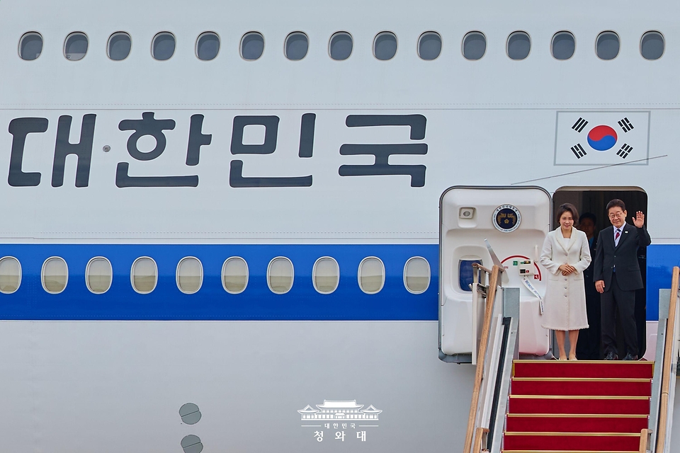 싱가포르와 필리핀을 국빈방문하는 이재명 대통령과 김혜경 여사가 3월 1일 성남 서울공항 공군1호기에서 환송객에게 인사하고 있다.