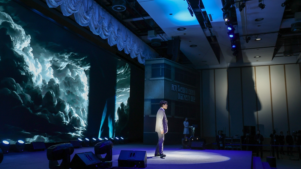 2월 28일 오전 대구 북구 엑스코 그랜드볼룸에서 열린 제66주년 2·28민주운동 기념식에서 기념 공연이 펼쳐지고 있다.