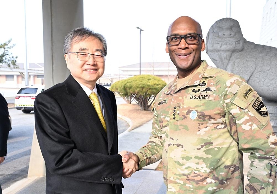 조현 외교부 장관이 2월 13일 평택 험프리스 기지를 방문하여 제이비어 브런슨(Xavier T. Brunson) 주한미군사령관 면담 및 임무 브리핑을 청취하고, 기지 내 주요 시설을 시찰하고 있다.