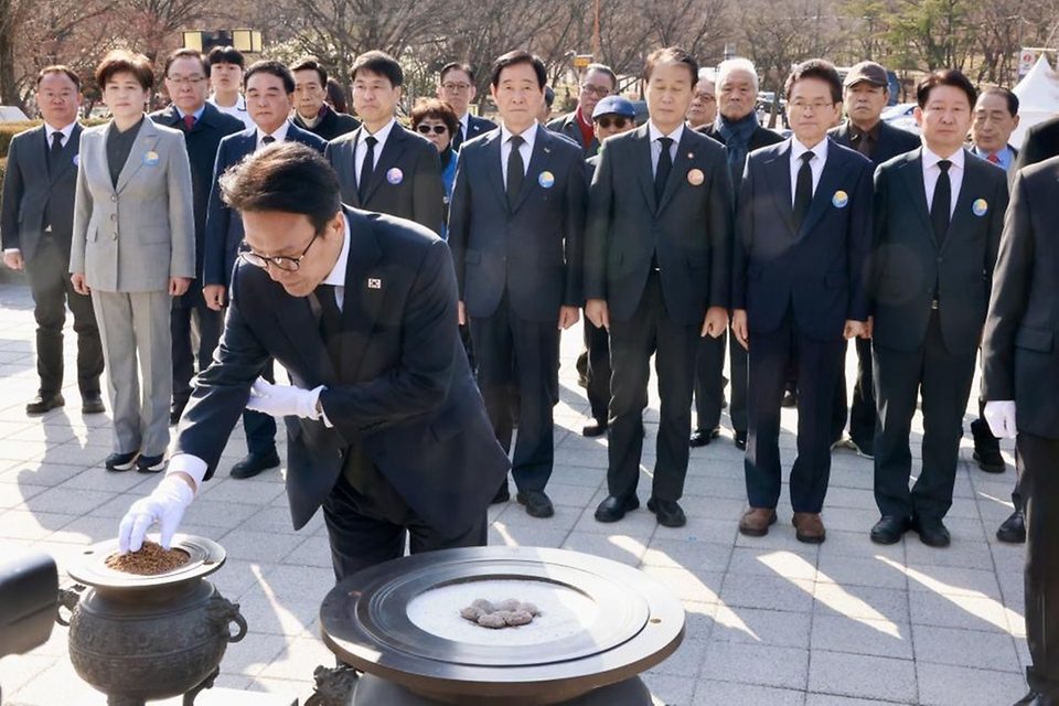 김민석 국무총리가 2월 28일 대구 달서구 2·28 민주운동 기념탑을 찾아 참배를 하고 있다.
