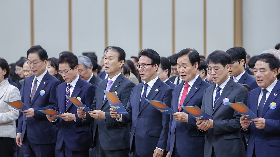 김민석 국무총리가 2월 28일 오전 대구 북구 엑스코 그랜드볼룸에서 열린 제66주년 2.28민주운동 기념식에 참석해 2·28민주운동 찬가를 함께 제창하고 있다.