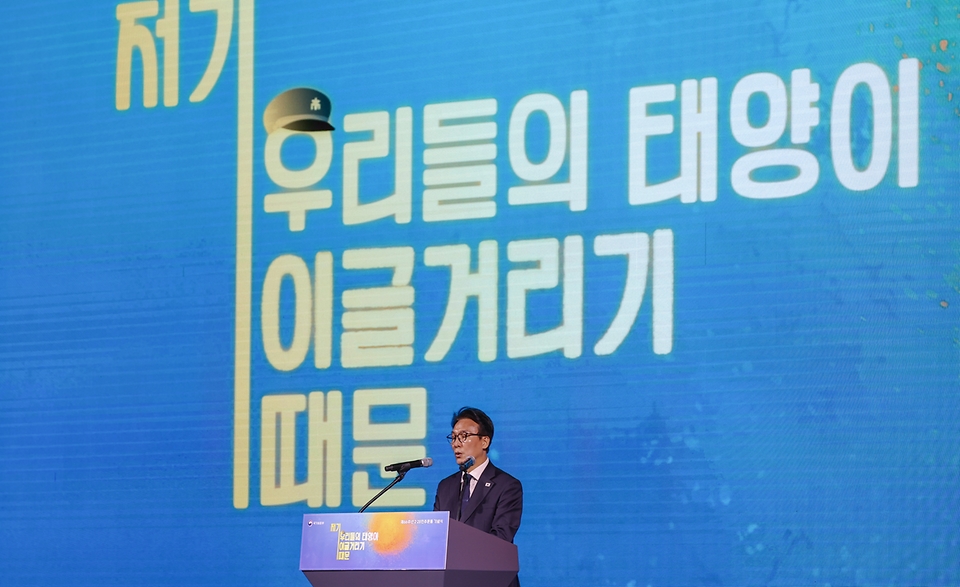 김민석 국무총리가 2월 28일 오전 대구 북구 엑스코 그랜드볼룸에서 열린 제66주년 2·28민주운동 기념식에 참석해 기념사를 하고 있다.