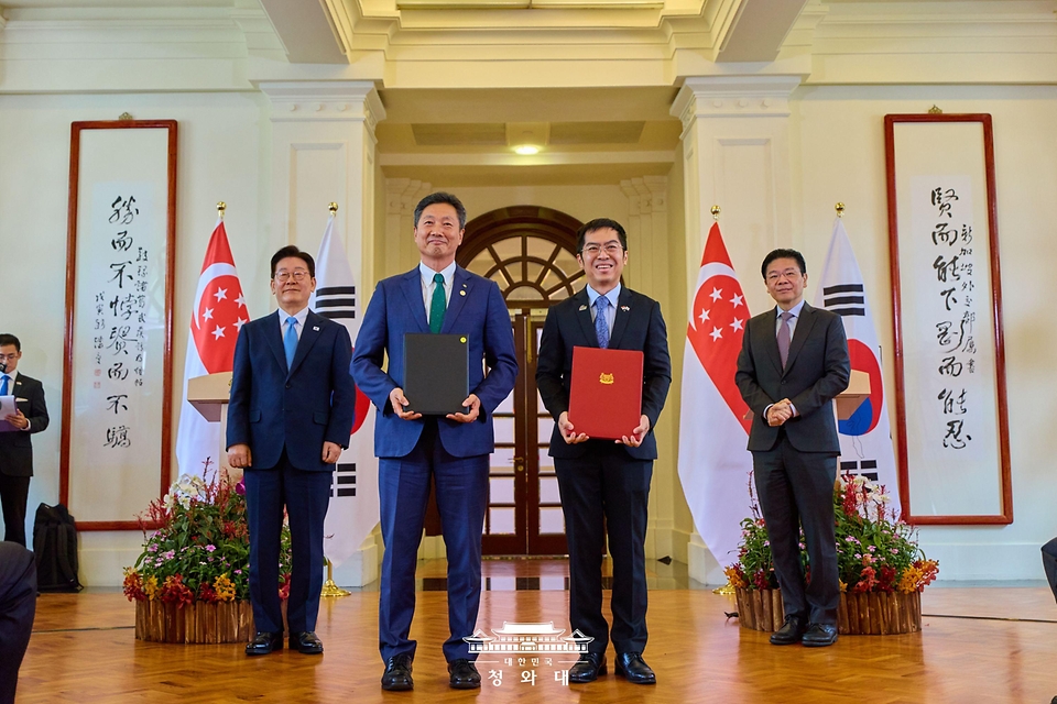 전대욱 한국수력원자력 사장 직무대행과 푸아 켁 켱 싱가포르 에너지시장청장이 3월 2일(현지 시간) 싱가포르 외교부 청사에서 이재명 대통령과 로런스 웡 싱가포르 총리가 참석한 가운데 소형모듈원자로(SMR) 협력에 관한 MOU를 체결한 뒤 기념촬영을 하고 있다.