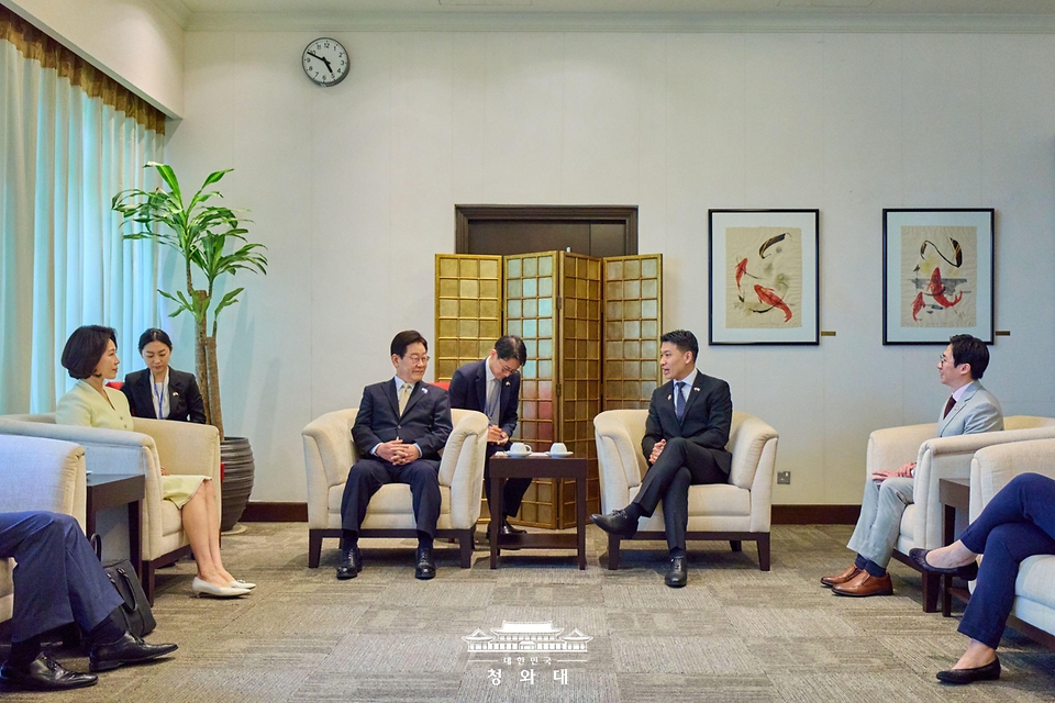 싱가포르를 국빈방문한 이재명 대통령이 3월 1일 창이 국제공항에서 영접 나온 데이비드 네오 문화·공동체·청소년장관과 환담하고 있다.