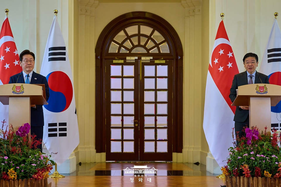 이재명 대통령과 로런스 웡 싱가포르 총리가 3월 2일(현지 시간) 싱가포르 외교부 청사에서 정상회담 후 공동언론발표를 하고 있다.