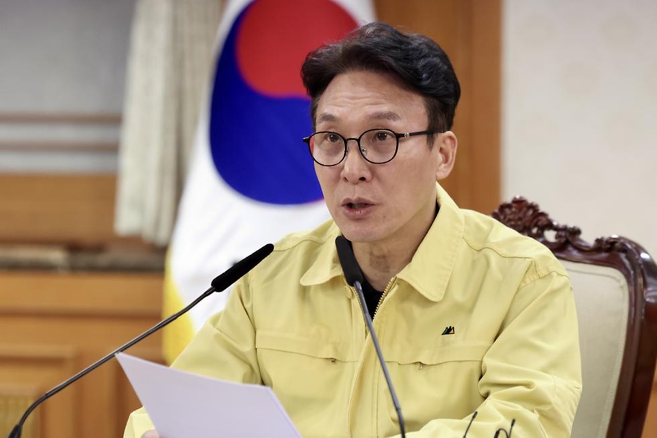 김민석 국무총리가 3월 1일 세종대로 정부서울청사에서 열린 중동 상황점검 관련 긴급 관계부처회의를 주재하고 있다.