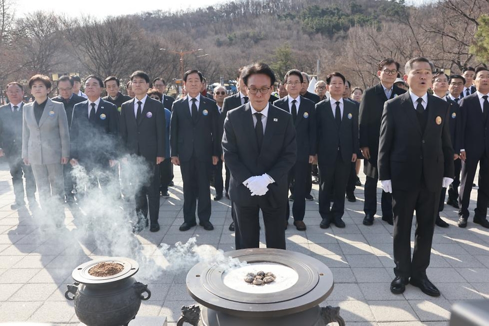 김민석 국무총리가 2월 28일 대구 달서구 2·28 민주운동 기념탑을 찾아 참배를 하고 있다.