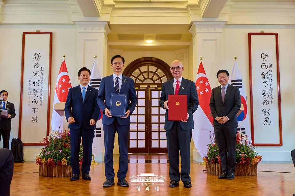 김용선 지식재산처장과 니키 탄 싱가포르 지식재산청 이사회 의장이 3월 2일(현지 시간) 싱가포르 외교부 청사에서 이재명 대통령과 로런스 웡 싱가포르 총리가 참석한 가운데 지식재산 강화 협력에 관한 MOU를 체결한 뒤 기념촬영을 하고 있다.