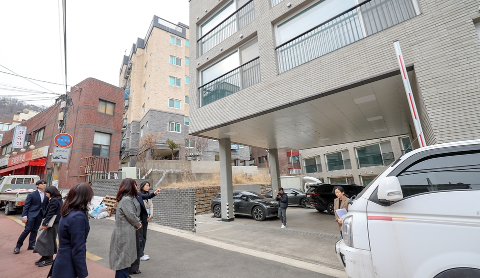 강윤진 국가보훈부 차관은 2월 26일 3·1절 107주년을 맞아 독립유공자 후손을 위한 임대주택 현장을 방문, 서울 은평구에 있는 고(故) 조한명 지사의 손자인 조병수(70) 씨의 보훈 보금자리주택에서 시설을 점검하고 있다.