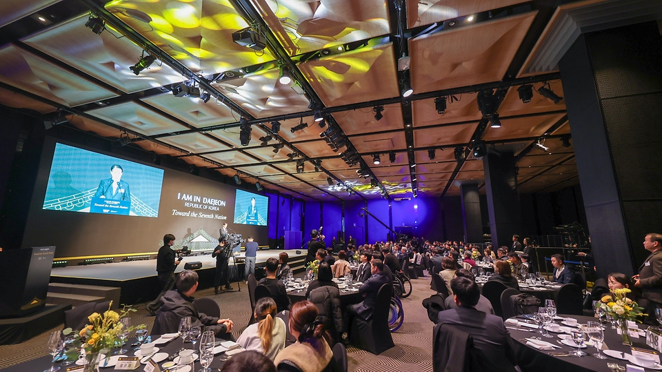 권오을 국가보훈부 장관이 2월 26일 오후 서울시 중구 더플라자호텔에서 열린 인빅터스재단 실사단 방한 만찬에 참석해 환영사를 하고 있다.