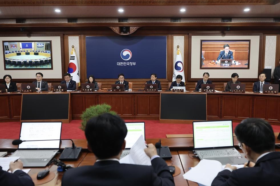 김민석 국무총리가 3월 3일 세종대로 정부서울청사에서 열린 국무회의를 주재, 모두발언을 하고 있다.