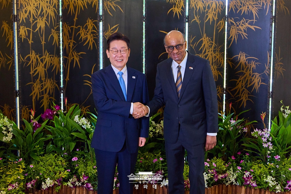 이재명 대통령이 3월 2일(현지 시간) 싱가포르 외교부 청사에서 국빈방문 공식환영식 후 타르만 샨무가라트남 대통령과 면담에 앞서 악수하고 있다.