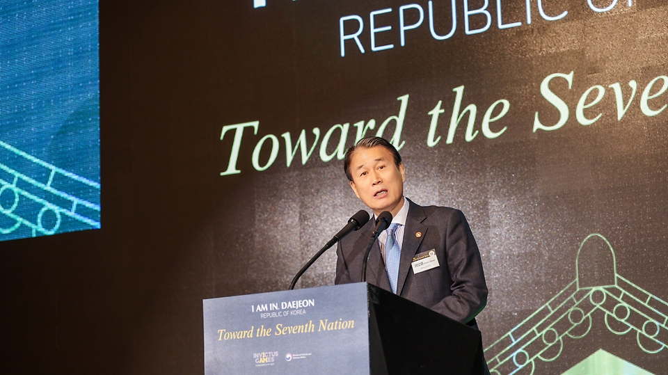 권오을 국가보훈부 장관이 2월 26일 오후 서울시 중구 더플라자호텔에서 열린 인빅터스재단 실사단 방한 만찬에 참석해 환영사를 하고 있다.