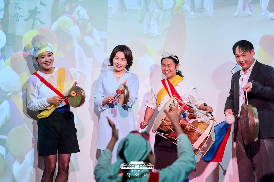 이재명 대통령과 싱가포르를 국빈방문 중인 김혜경 여사가 3월 2일(현지 시간) '해녀의 부엌 싱가포르점'에서 한국관광 현장 간담회 후 공연에 참여하고 있다. '해녀의 부엌'은 제주 음식을 맛보며 사물놀이 연주를 감상할 수 있는 복합 공연장이다.