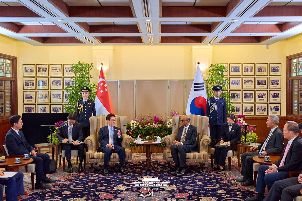 이재명 대통령이 3월 2일(현지 시간) 싱가포르 외교부 청사에서 국빈방문 공식 환영식 후 타르만 샨무가라트남 대통령과 면담하고 있다.