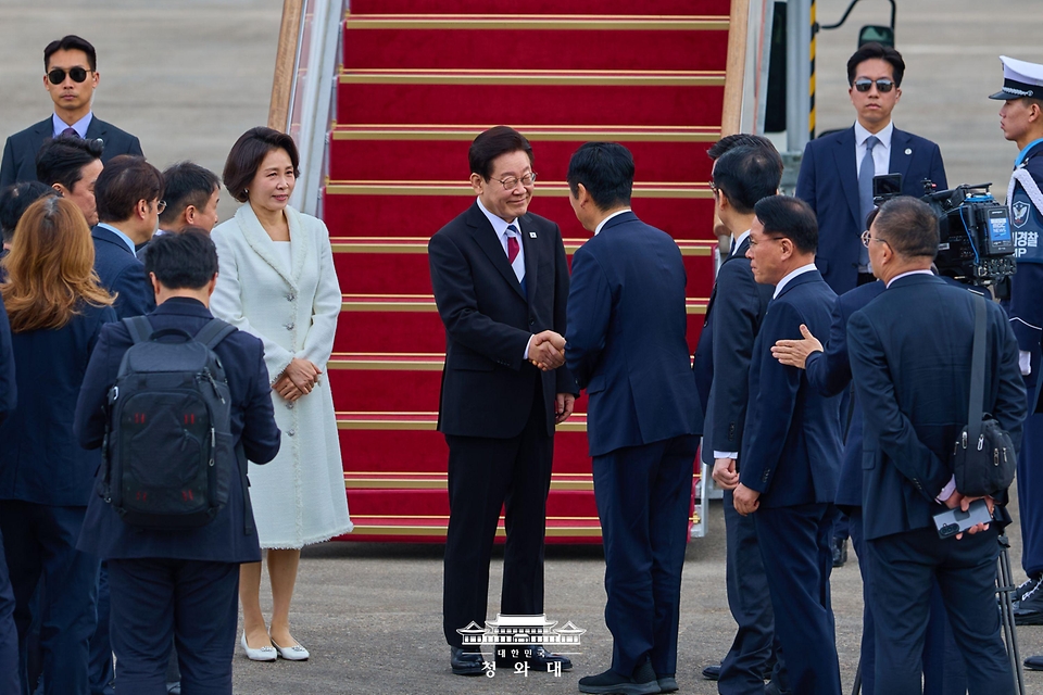 싱가포르와 필리핀을 국빈방문하는 이재명 대통령이 3월 1일 성남 서울공항에서 환송 나온 더불어민주당 정청래 대표와 인사하고 있다.
