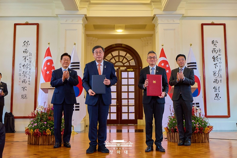 박윤규 정보통신산업진흥원장과 찬 찬 싱가포르 홈팀과학기술청 청장이 3월 2일(현지 시간) 싱가포르 외교부 청사에서 이재명 대통령과 로런스 웡 싱가포르 총리가 참석한 가운데 공공안전분야 AI 및 디지털 기술 협력에 관한 MOU를 체결한 뒤 기념촬영을 하고 있다.