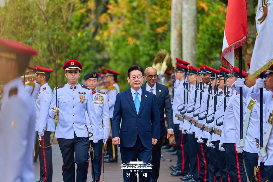 이재명 대통령이 3월 2일(현지 시간) 싱가포르 외교부 청사에서 열린 국빈방문 공식환영식에서 타르만 샨무가라트남 대통령과 의장대를 사열하고 있다.