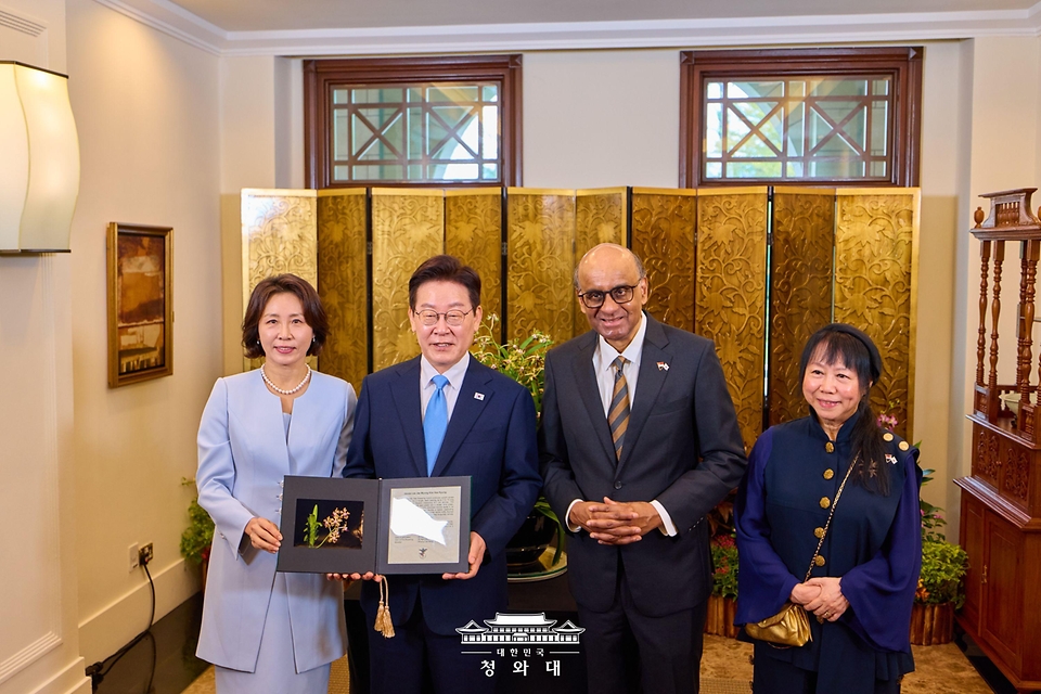 싱가포르를 국빈방문한 이재명 대통령과 김혜경 여사가 3월 2일(현지 시간) 싱가포르 외교부 청사에서 열린 난초명명식에서 타르만 샨무가라트남 싱가포르 대통령, 제인 이토기 샨무가라트남 여사와 난초 증명서를 들고 기념촬영을 하고 있다.