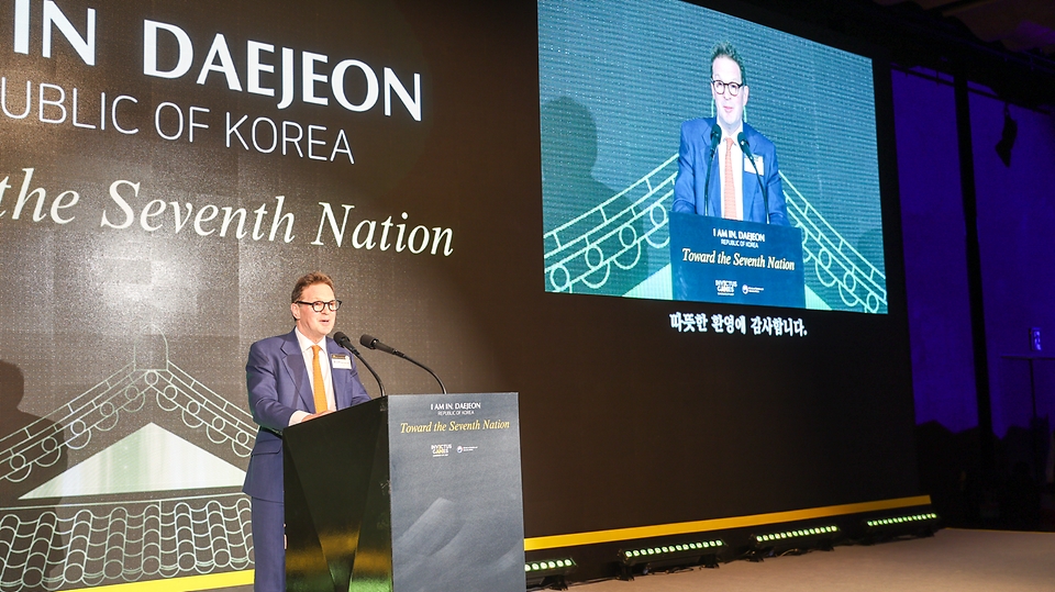 롭 오언 재단 대표가 2월 26일 오후 서울시 중구 더플라자호텔에서 열린 인빅터스재단 실사단 방한 만찬에서 답사를 하고 있다.