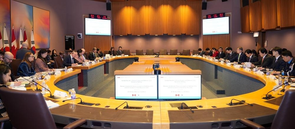 조현 외교부 장관과 안규백 국방부 장관이 2월 25일(현지 시간) 아니타 아난드(Anita Anand) 외교장관 및 데이비드 맥귄티(David McGuinty) 국방장관과 캐나다 오타와에서 제2차 한-캐나다 외교·국방(2+2) 장관회의를 개최하고 있다.