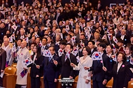이재명 대통령과 김혜경 여사가 3월 1일 서울 강남구 코엑스에서 열린 제107주년 3·1절 기념식에서 태극기를 흔들고 있다.