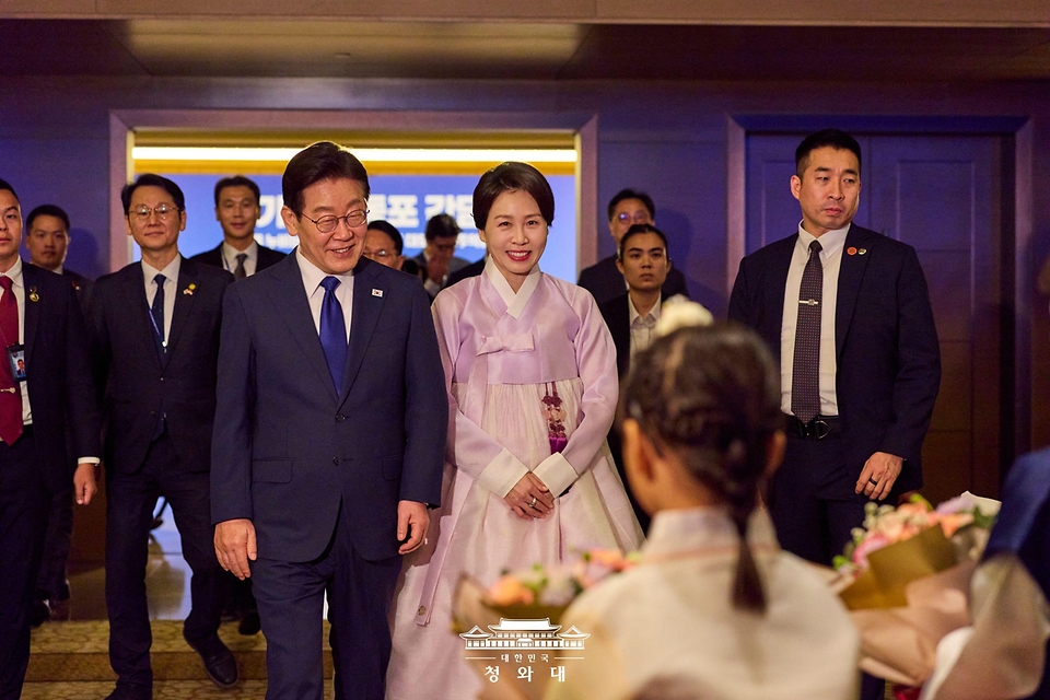 이재명 대통령과 김혜경 여사가 3월 1일 싱가포르 한 호텔에서 열린 동포 만찬간담회에서 화동과 인사하고 있다.