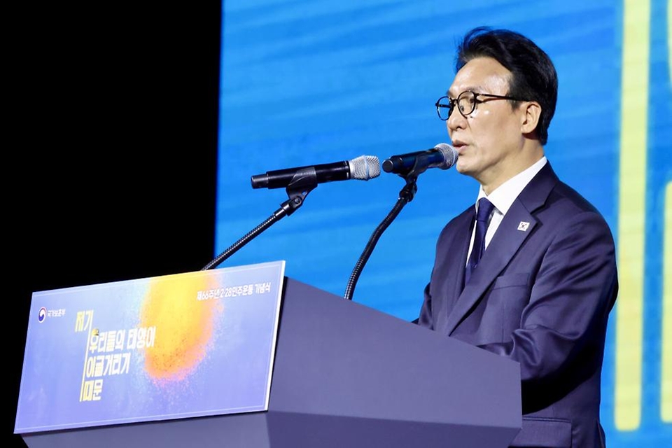 김민석 국무총리가 2월 28일 대구 북구 엑스코에서 열린 제66주년 2·28 민주운동 기념식에 참석, 기념사를 하고 있다.