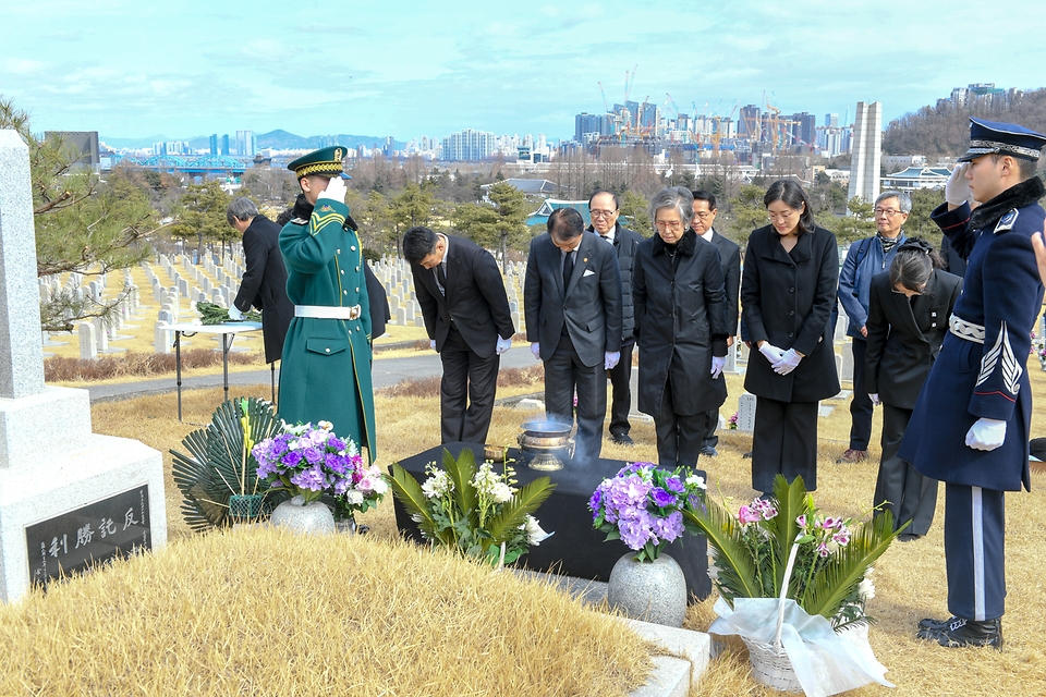 권오을 국가보훈부 장관이 2월 27일 오전 서울 동작구 국립서울현충원 현충관에서 열린 소석(素石) 이철승 선생 10주기 추모식에 참석해 헌화를 하고 있다.