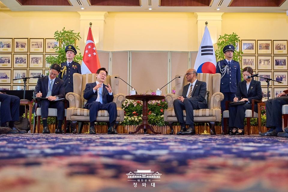 이재명 대통령이 3월 2일(현지 시간) 싱가포르 외교부 청사에서 국빈방문 공식 환영식 후 타르만 샨무가라트남 대통령과 면담하고 있다.