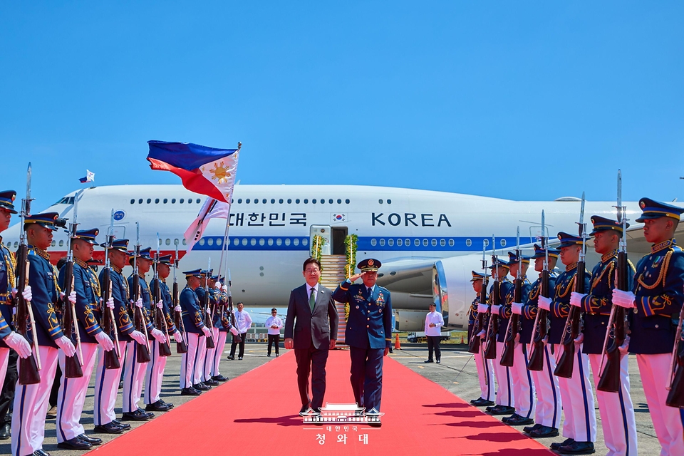 필리핀을 국빈방문한 이재명 대통령이 3월 3일(현지 시간) 마닐라 빌라모어 군공항에서 차량으로 이동하고 있다.