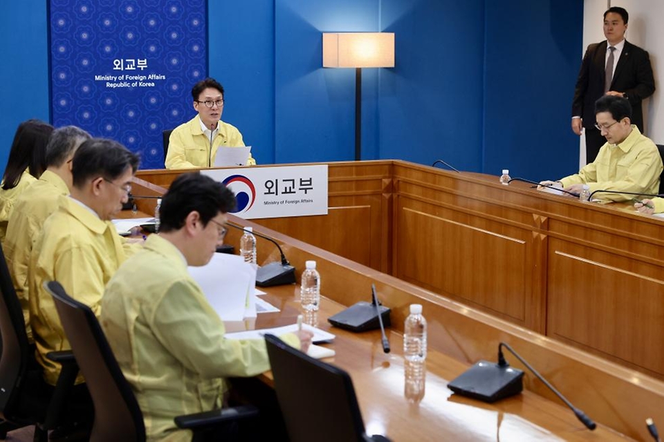 김민석 국무총리가 3일 세종대로 정부서울청사에서 열린 중동 상황 관련 재외공관장 회의를 주재하고 있다.