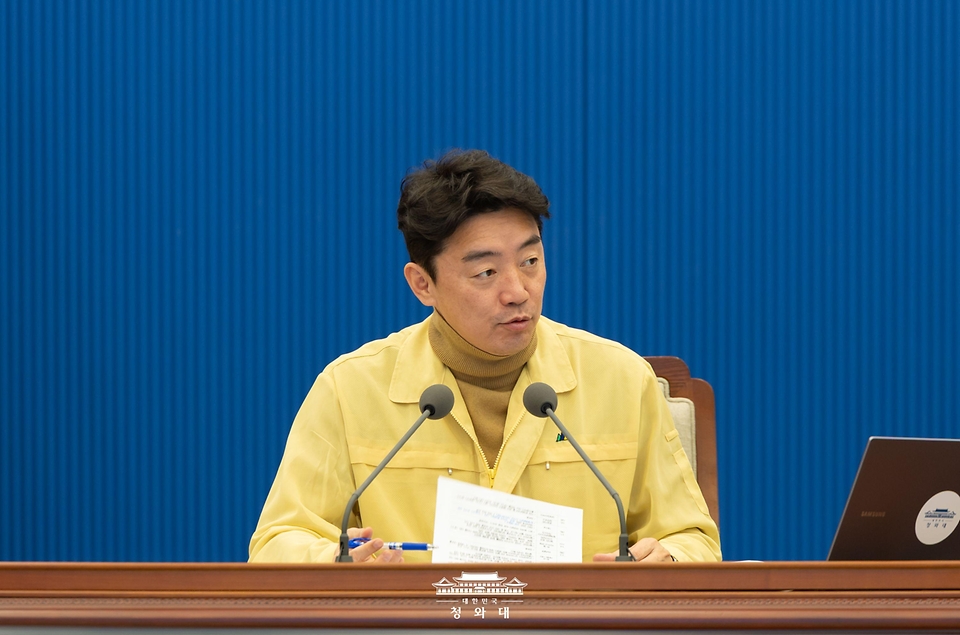 강훈식 대통령 비서실장이 3월 2일 청와대에서 열린 주간업무회의에서 발언하고 있다.