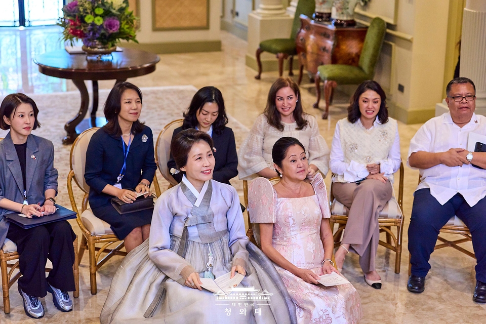 이재명 대통령과 필리핀을 국빈 방문 중인 김혜경 여사가 3월 3일(현지 시간) 마닐라 말라카냥궁 인근 영빈관에서 루이즈 아라네타 마르코스 여사와 피아니스트 라울 수니코의 공연을 보고 있다.