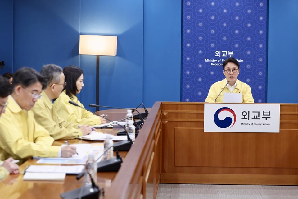김민석 국무총리가 3일 세종대로 정부서울청사에서 열린 중동 상황 관련 재외공관장 회의를 주재하고 있다.