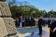 필리핀을 국빈방문한 이재명 대통령이 3월 3일(현지 시간) 마닐라 리잘 기념비에 헌화 후 묵념하고 있다. 