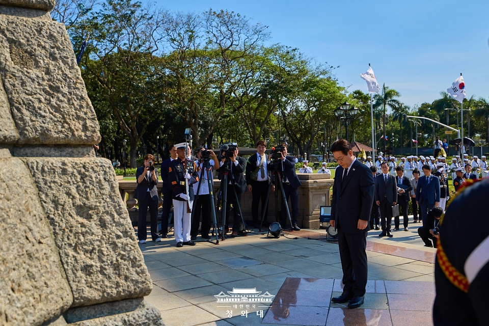 필리핀을 국빈방문한 이재명 대통령이 3월 3일(현지 시간) 마닐라 리잘 기념비에 헌화 후 묵념하고 있다. 