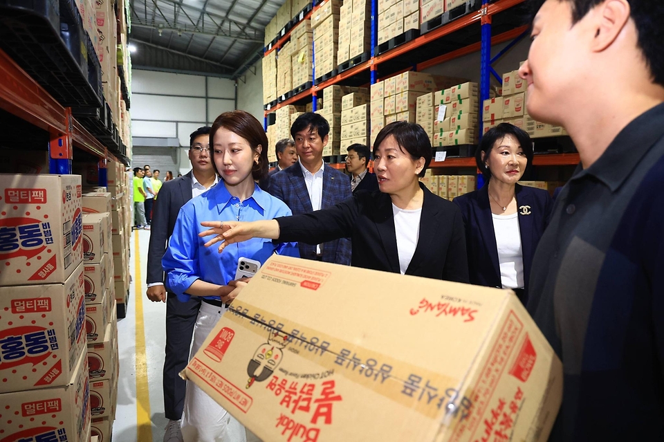 송미령 농림축산식품부 장관이 3월 3일(현지 시간) K-농기계를 필리핀에 널리 알리고 있는 FIT COREA와 K-Food 수입·유통 회사인 Common Ground 물류창고를 방문하고 있다.